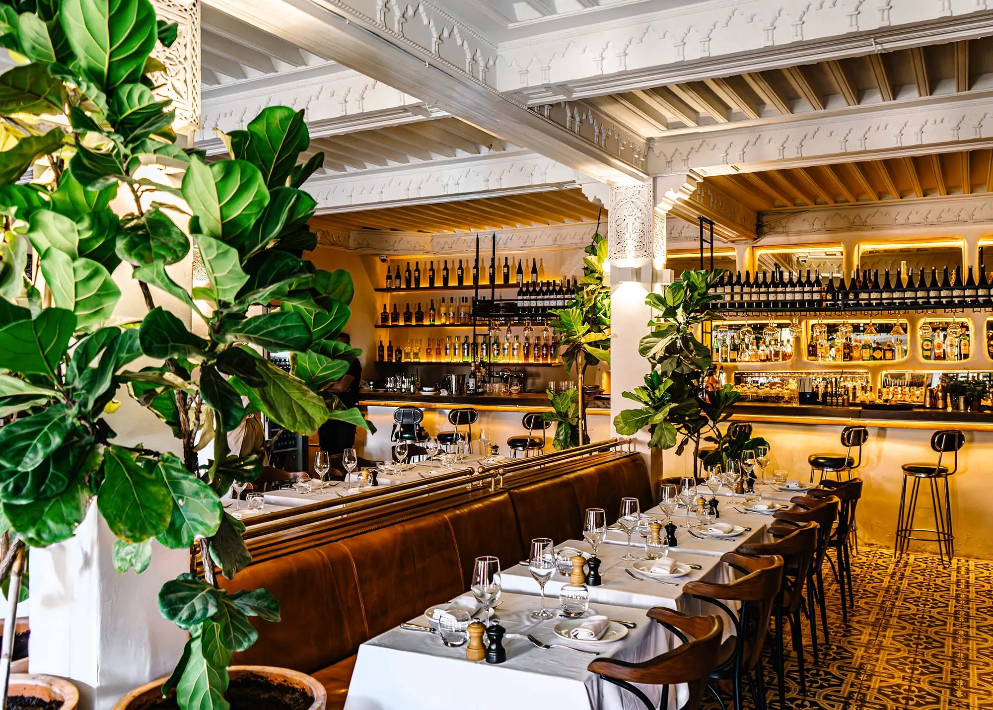 Décoration intérieure élégante de style colonial français et Casablanca au restaurant Le Salama près de Jemaa el-Fna